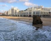 Biarritz terre de Surf. Biarritz spot de Surfing. Biarritz terre de Bodyboarding. Biarritz en Euskadi. Biarritz au Pays Basque. Biarritzaime la mer. Biarritz adore l&#39;Océan-Atlantique. nBiarritz terre de #Surf et de #Surfing. Des cours et stages de surf sont organisés tous les jours, tout au long de l&#39;année, mais en Mai la mer se montre tres genereuse et confie ses secrets aux débutants. Cette plage, c’est le vrai berceau du surf, une plage au cadre exceptionnel encadrée par des falaises
