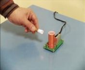 Film prezentujący zdalne pobudzenie wyładowania w gazie za pomocą małego transformatora tesli, przygotowany na Wirtualny Piknik Naukowy.