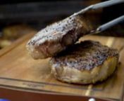 Iedereen heeft wel eens een biefstuk gegrilt, maar weet je hoe je de allerbeste steak bakt op een barbecue van Napoleon? Gebruik de infrarood SIZZLE ZONE™ en gril de perfecte steak in 5 eenvoudige stappen. Kruiden, dichtschroeien, bakken, laten rusten en serveren. Meer informatie over barbecues en andere producten van Napoleon is te vinden op: https://www.napoleon.com.