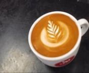 Ukázka latte artu (roseta) na cappuccinu v Domě kávy na Letné. Deset sekund a je vymalováno! Kde ochutnat? Tady :) http://www.scuk.cz/d/dum-kavy/