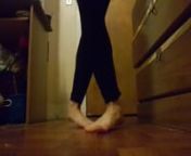 Hllo!nI did ballet for a year then stopped because I moved to a new city, I would love to get back into it once more and I would love some helpful criticism on my feet, toes and my arches. All help and tips are really appreciated, thank you! ♡