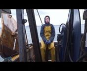 SYNOPSIS. En Écosse, sur un bateau de pêcheurs. Le quotidien des hommes se confronte aux mystères sous-marins, à la fois cachés par l&#39;opacité de la surface et révélés par le butin de la pêche.nnRÉALISATION/IMAGE Marion JhöanernSON Adriano Cerone &amp; Guy TourreaunMONTAGE Simon HermodnCOLORISTE Domingo Olmo MartinnPRODUIT PAR ECA/ Edinburgh College of Art - The University of EdinburghnnSÉLECTIONS● Court Instant 2017, Paris, France (compétition) ● Voices from the Waters 2017,