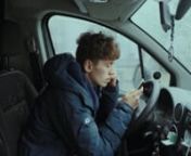 Lukas kører rundt i Københavns kolde gader og manager Fraads, mens han venter på svar fra sin drømmeuddannelse.