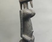 Les statues Dogon ont toujours séduites les collectionneurs par leur design épuré, géométrique presque cubiste, j&#39;avoue en être aussi très amateur !  nCelle ci en est un bel exemple, tout est ligne droite, carré et triangle s&#39;emboitant pour créer cette représentation harmonieuse et parfaitement réussie d&#39;une ancêtre féminine vénérée . Elle s&#39;appelle bombou toro et provient de la région d&#39;Ogol, elle représente une femme enceinte les mains repliées sur le bas ven