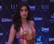 #ThrowbackThrusdays Janhvi Kapoor looks sultry in a decolletage pleated Rosegold gown at Elle Beauty Awards 2019. Undoubtedly, the young talented actress left no stones unturned and slayed on the red carpet in a thigh-high gown by Maria Lucia Hohan. Janhvi, in a very elegant manner, carried the deep plunging neckline and a high slit gown. She carried herself with utmost grace and poise. Voluminous highlighted wavy hair, smokey-shimmery eyes and a pink-nude shade of lipstick let her hit the bull