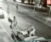 Mujer cae de un auto from cae