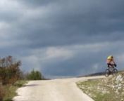 V oktobru 2012 sva v okviru Gornik team-a, Matjaž Mohorič in Lojze Katrašnik, s kolesom odkrivala Črno goro. Nastanjena sva bila v Žabljaku pri prijaznih domačinih. Najprej sva opravila krajšo turo okoli Žabljaka, drugi dan pa še Durmitorski ring. Slednji je bil dolg 86 km, in je imel približno 2000 višincev. Odlična tura; priporočamo. Ker se je tretji dan ulilo iz neba, sva si ogledala še znamenit most na Tari in lokalno plezališče. Tukaj sva zategnila še dve smeri. Četrti dan