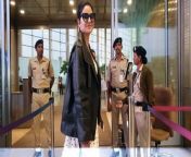 Katrina Kaif&#39;s new video is going viral very fast on social media. In which the actress is seen at the airport in a polka dot long dress and leather jacket. Fans are asking the secret of her glowing skin and giving their feedback on the video.&#60;br/&#62;&#60;br/&#62;#katrinakaif #katrinakaifpregnant #airportlook #vickykaushal #viralvideo #trending&#60;br/&#62;&#60;br/&#62;