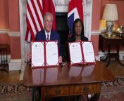 Kemi Badenoch held a meeting with the Governor of Texas at 10 Downing Street. The Business Secretary has signed an agreement on closer trade co-operation with Texas as the Government continues to pursue state-level deals in the absence of a wider free trade agreement with the US &#60;br/&#62; Report by Gluszczykm. Like us on Facebook at http://www.facebook.com/itn and follow us on Twitter at http://twitter.com/itn