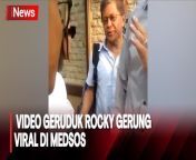 Video Rocky Gerung digeruduk wanita cantik viral di medsos, Kamis (7/9). Wanita itu mengenakan kaus ‘Gerakan Nasional Tangkap Rocky Gerung’. Aksi penggerudukan diduga terjadi di kantor Bareskrim Polri, Jakarta.&#60;br/&#62;
