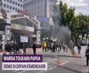 &#60;br/&#62; Warga Tolikara, Papua Pegunungan demo di Jalan Medan Merdeka Utara, Rabu (29/11). Demo tepatnya di depan Kantor Kementerian Dalam Negeri (Kemendagri).&#60;br/&#62;&#60;br/&#62;  &#60;br/&#62;&#60;br/&#62; Puluhan orang tersebut melakukan aksi pembakaran ban di dua titik. Akibatnya arus lalin dari Veteran II dialihkan ke Medan Merdeka Utara.&#60;br/&#62;&#60;br/&#62;  &#60;br/&#62;&#60;br/&#62; Sejumlah petugas berupaya melakukan audiensi dengan para peserta aksi. Warga menuntut ingin bertemu dengan perwakilan dari Kemendagri.&#60;br/&#62;&#60;br/&#62;  &#60;br/&#62;&#60;br/&#62; Reporter: Carlos Roy Fajarta&#60;br/&#62;&#60;br/&#62; Produser: B. Lilia Nova&#60;br/&#62;
