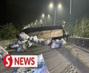 An overturned trailer at KM262.9 northbound of the North-South Expressway caused a massive traffic snarl between the Ipoh Utara toll plaza and the Menora Tunnel Sunday morning (March 24).&#60;br/&#62;&#60;br/&#62;Read more at https://tinyurl.com/3ez2r5xx&#60;br/&#62;&#60;br/&#62;WATCH MORE: https://thestartv.com/c/news&#60;br/&#62;SUBSCRIBE: https://cutt.ly/TheStar&#60;br/&#62;LIKE: https://fb.com/TheStarOnline