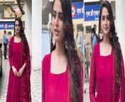 Ayesha Khan spotted at T-series office to promote her Song Khaali Botal, looks so elegant in Indian. Ayesha Khan talks to paps about her upcoming projects, says- Now her new film will get release not Song. watch video to know more &#60;br/&#62; &#60;br/&#62;#AyeshaKhan #AyeshaKhanNewSong #AyeshaKhanInterview &#60;br/&#62;~PR.132~