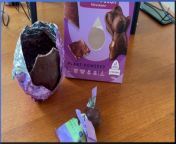 What does a vegan Easter egg taste like: Nomo Cookie Dough Easter egg from egg lottie dottie